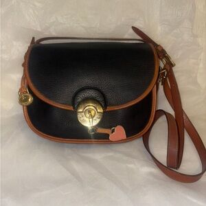 ”Dooney & Bourke” Black Vintage “AWL Locking Cross-Body Purse” w/Heart Keychain